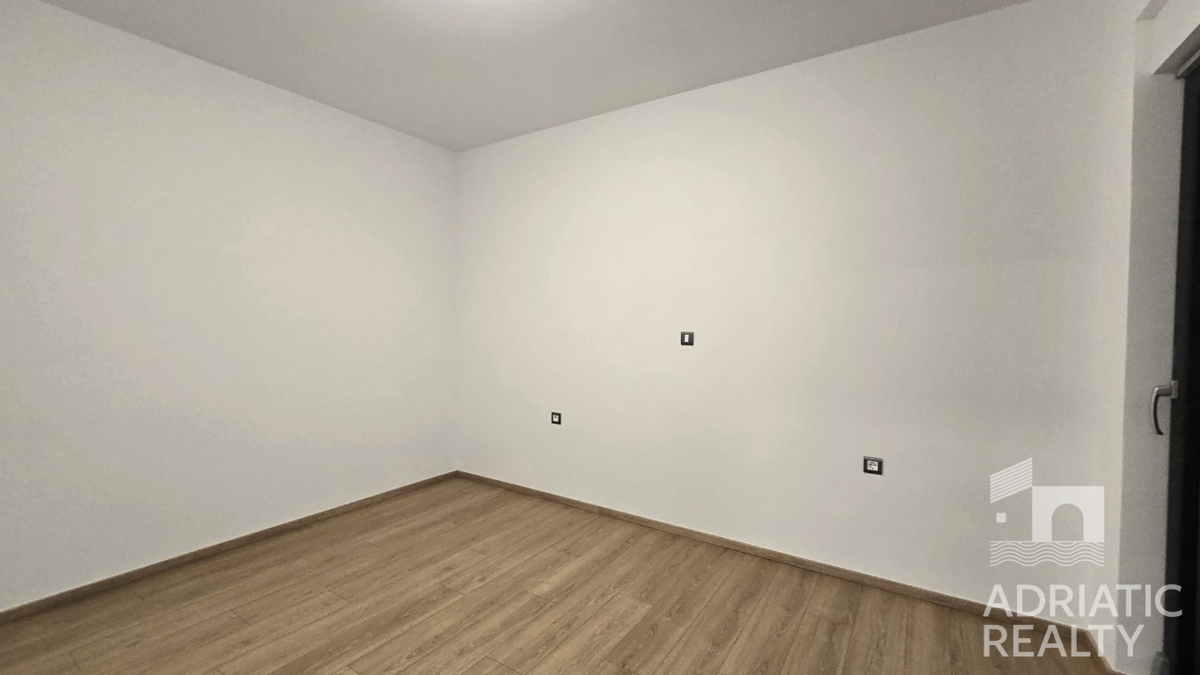 Vodice, appartamento con ingresso privato, giardino e due posti auto