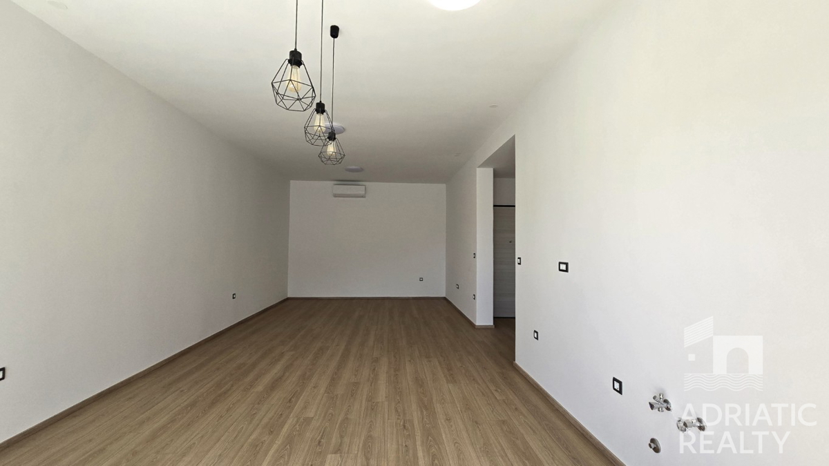 Vodice, appartamento con ingresso privato, giardino e due posti auto