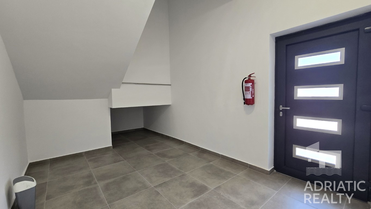 Vodice, appartamento con ingresso privato, giardino e due posti auto