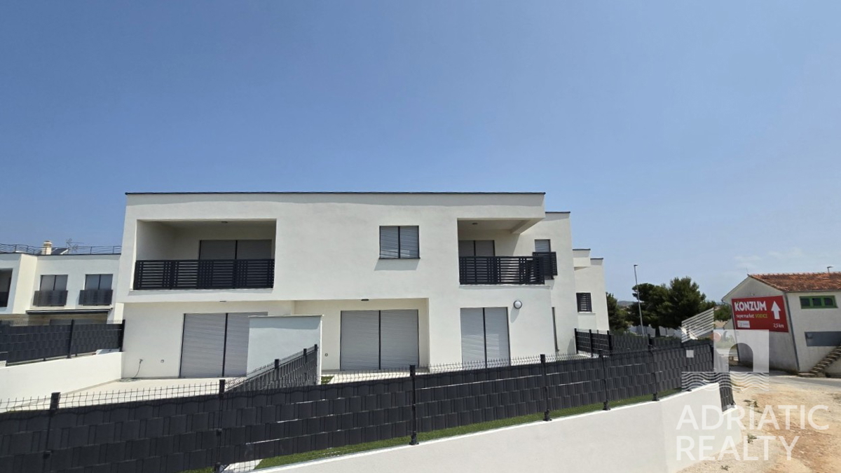 Vodice, appartamento con ingresso privato, giardino e due posti auto