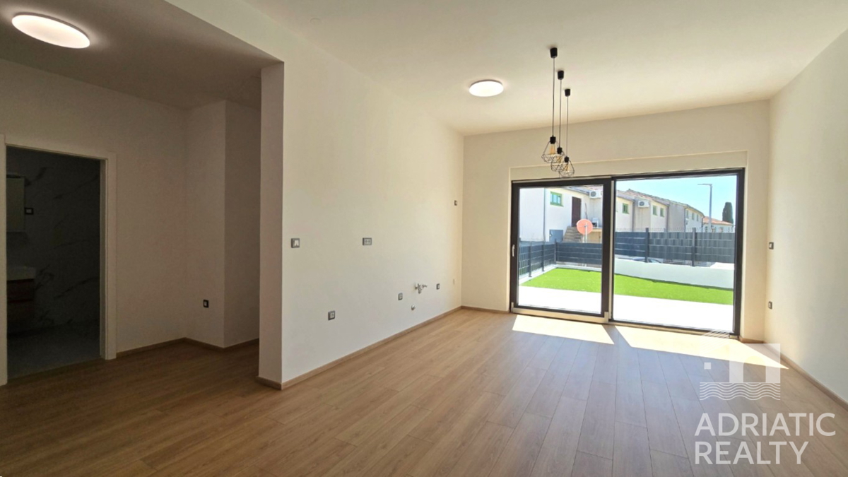 Vodice, appartamento con ingresso privato, giardino e due posti auto