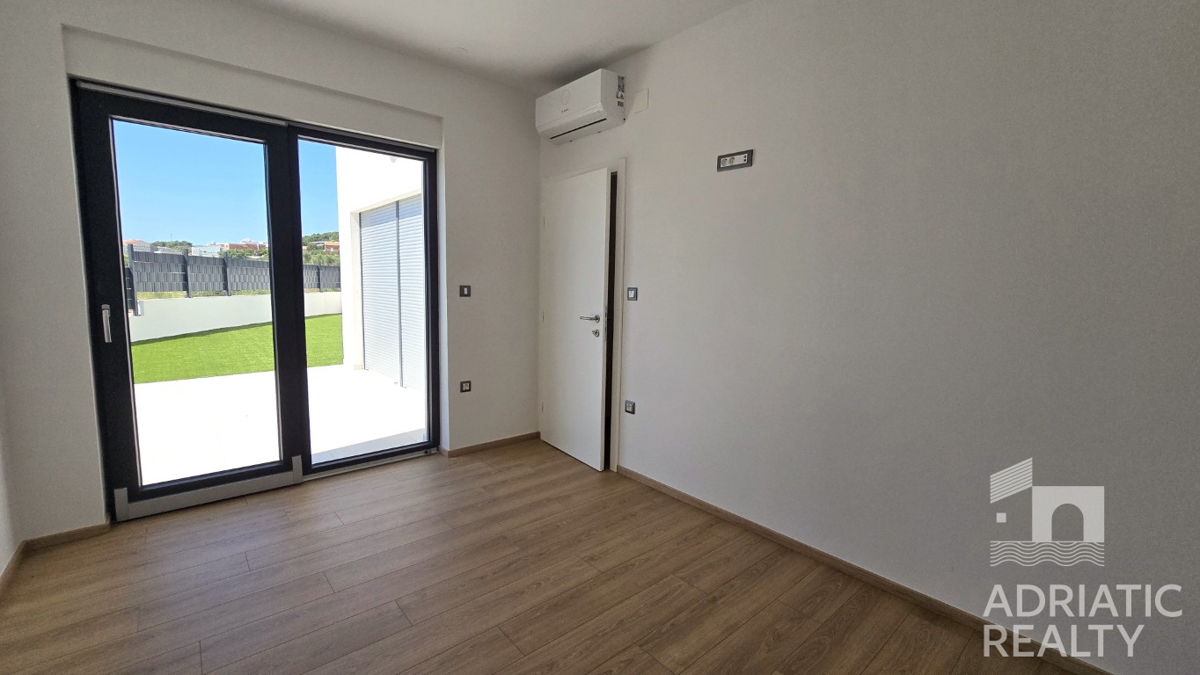 Vodice, appartamento con ingresso privato, giardino e due posti auto