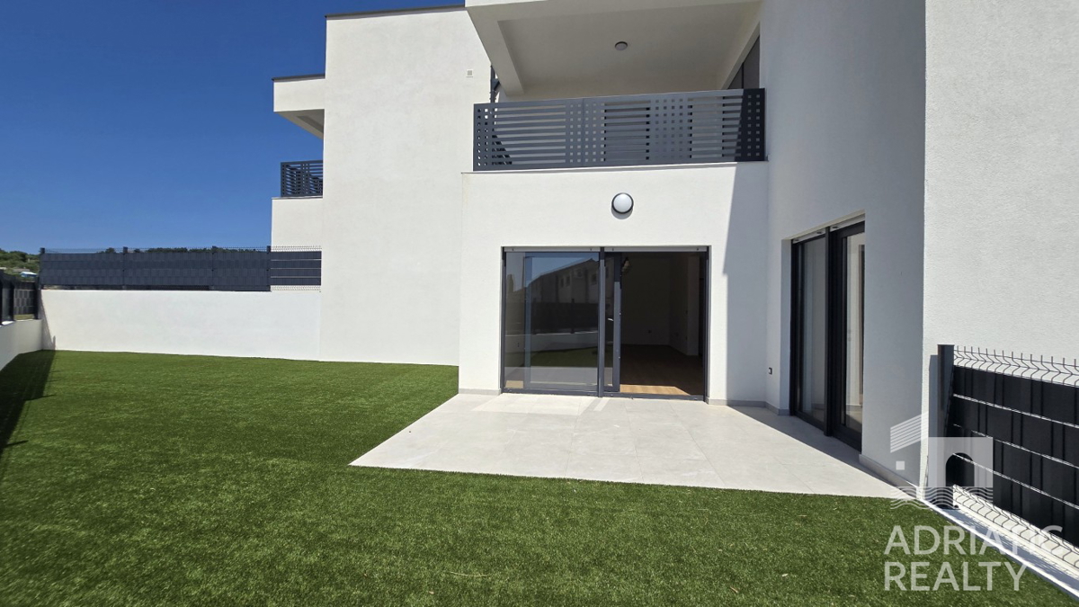 Vodice, appartamento con ingresso privato, giardino e due posti auto