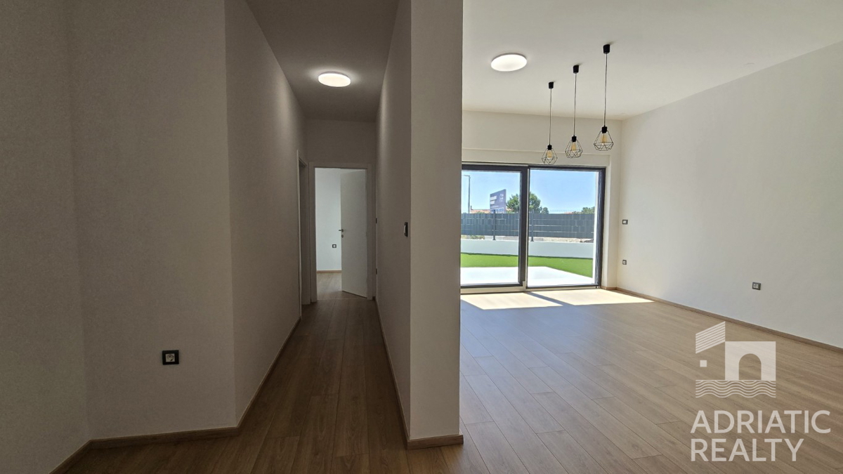 Vodice, appartamento con ingresso privato, giardino e due posti auto