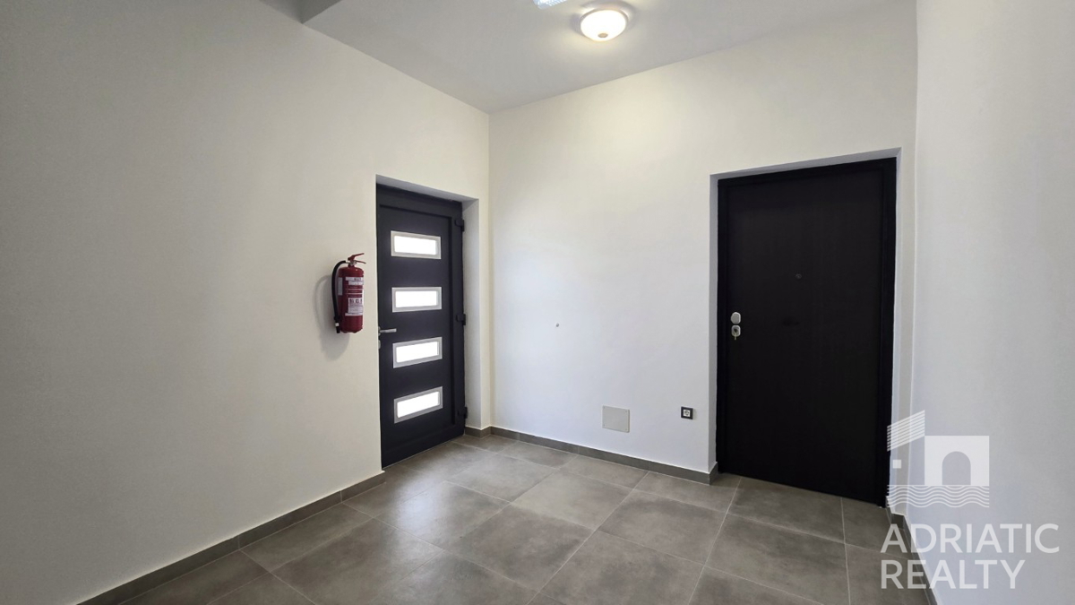 Vodice, appartamento con ingresso privato, giardino e due posti auto