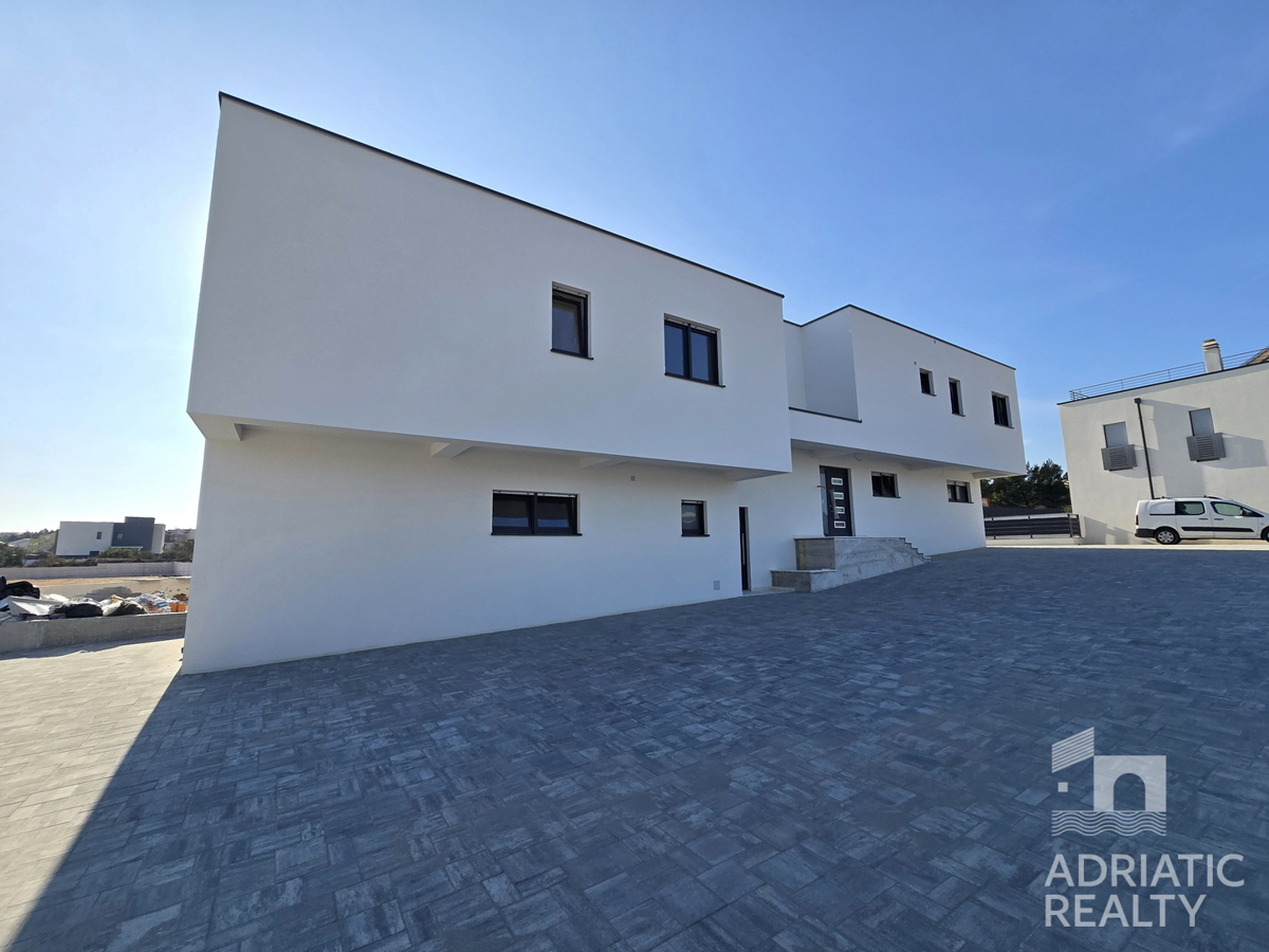 Vodice, appartamento con ingresso privato, giardino e due posti auto