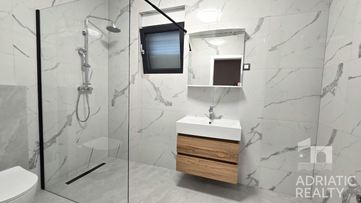 Vodice, appartamento con ingresso privato, giardino e due posti auto