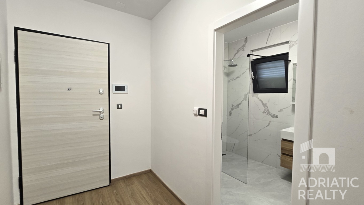 Vodice, appartamento con ingresso privato, giardino e due posti auto