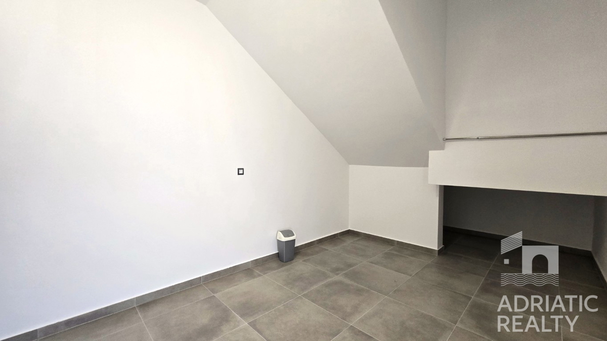 Vodice, appartamento con ingresso privato, giardino e due posti auto