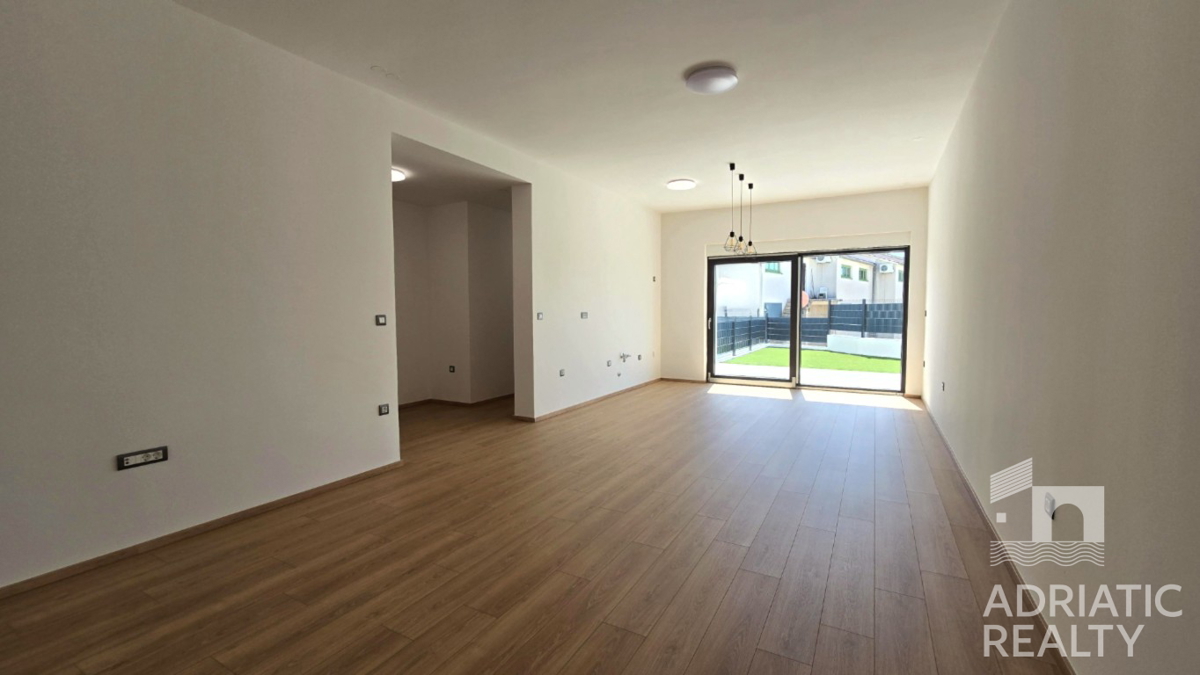 Vodice, appartamento con ingresso privato, giardino e due posti auto