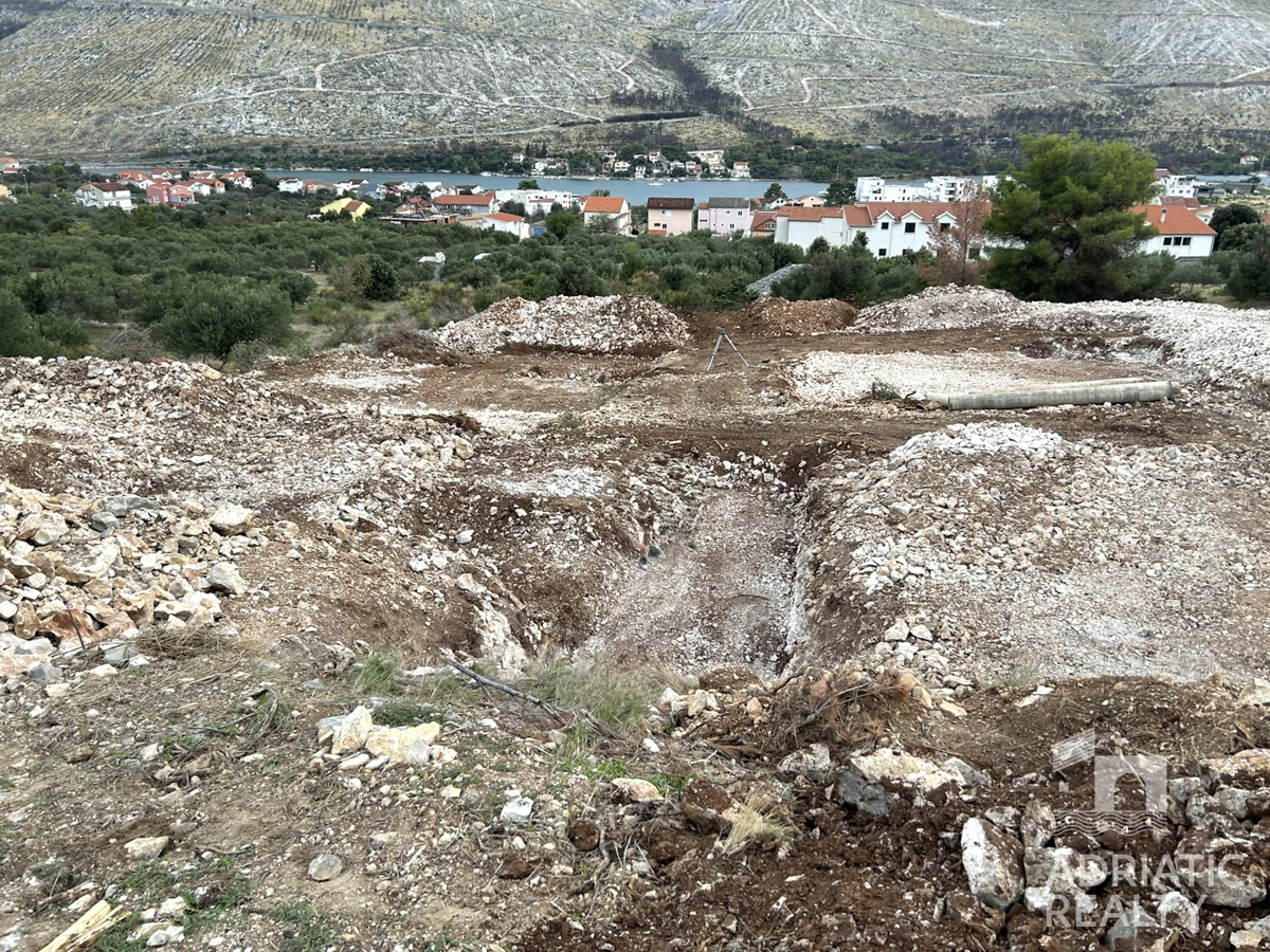 Grebaštica, tre terreni edificabili con permessi per la costruzione di ville con piscina, vista mare.