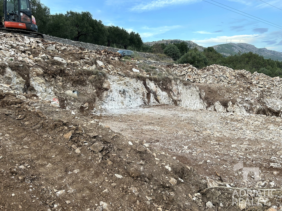 Grebaštica, tre terreni edificabili con permessi per la costruzione di ville con piscina, vista mare.