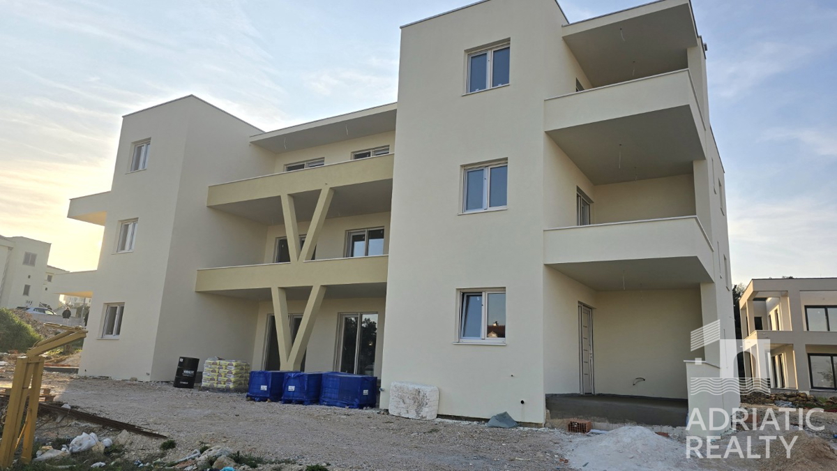 Vodice, monolocale con giardino in bella posizione