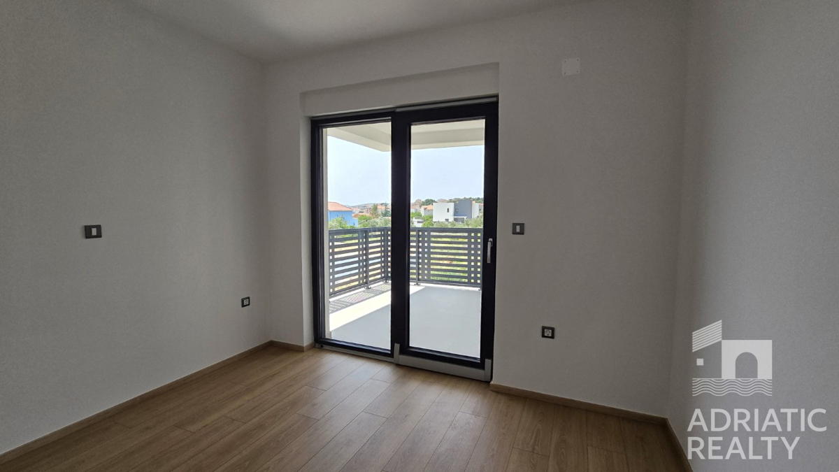 Vodice, ampio appartamento bilocale con terrazza, abitabile subito