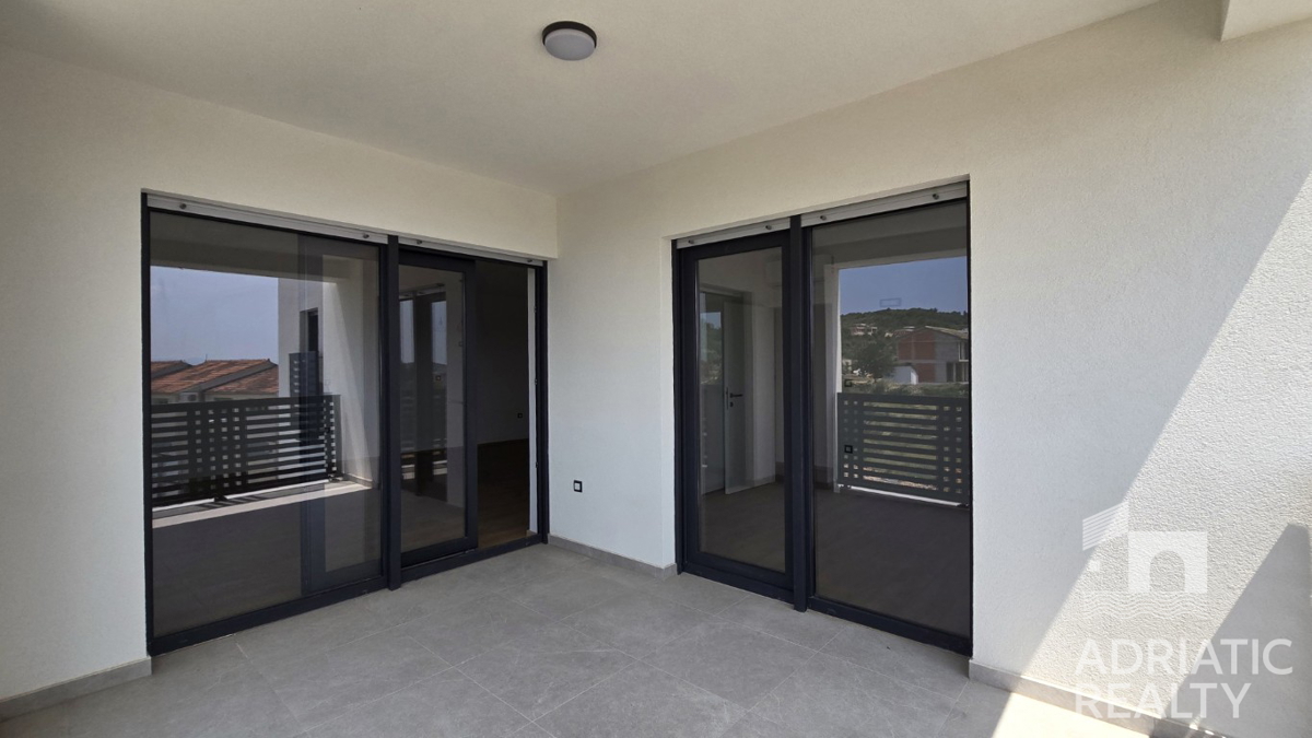 Vodice, ampio appartamento bilocale con terrazza, abitabile subito