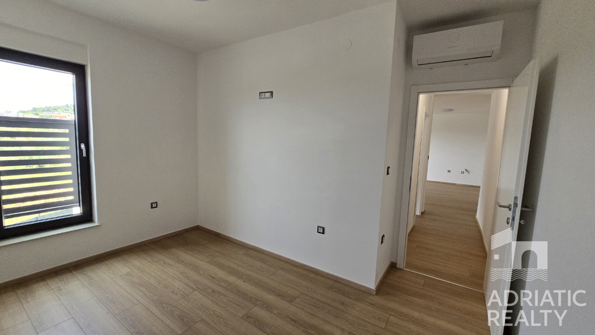 Vodice, ampio appartamento bilocale con terrazza, abitabile subito