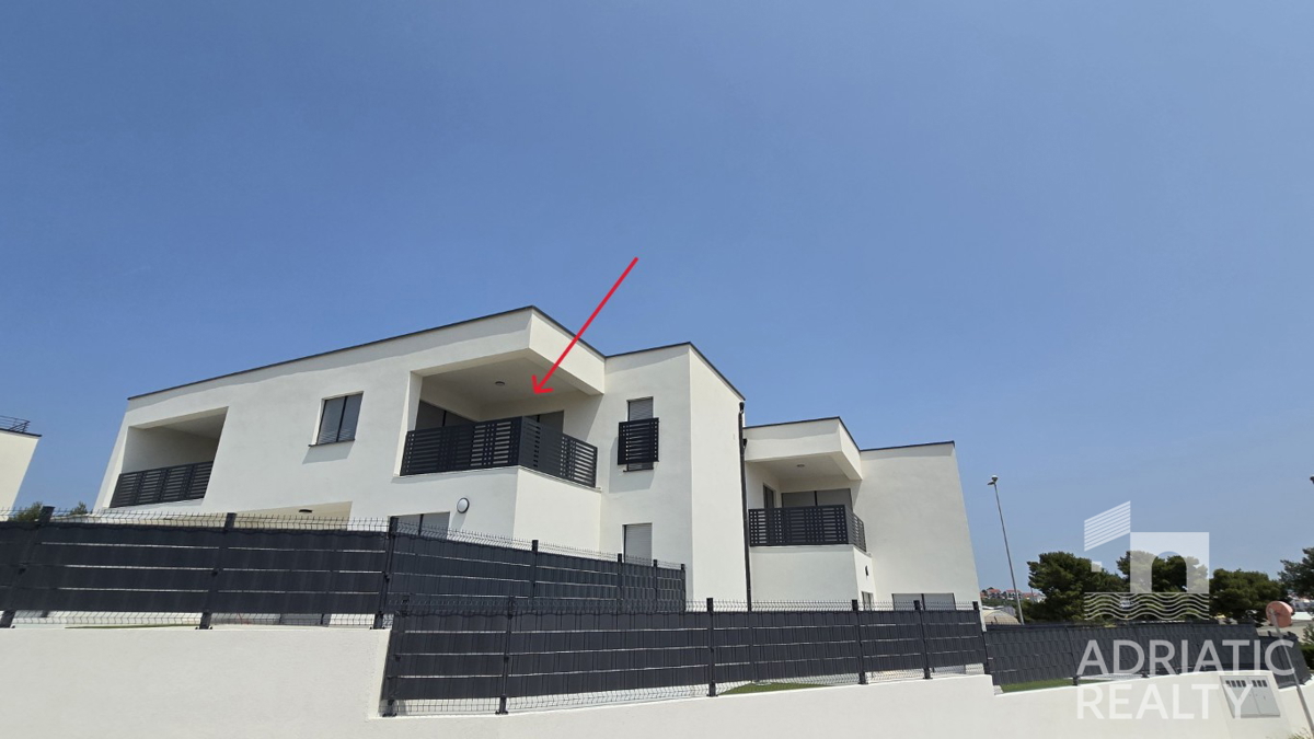 Vodice, ampio appartamento bilocale con terrazza, abitabile subito