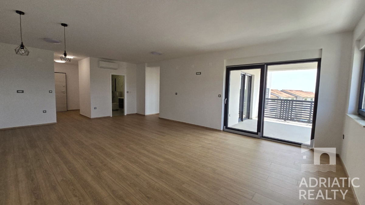 Vodice, ampio appartamento bilocale con terrazza, abitabile subito