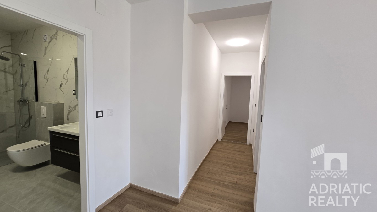 Vodice, ampio appartamento bilocale con terrazza, abitabile subito