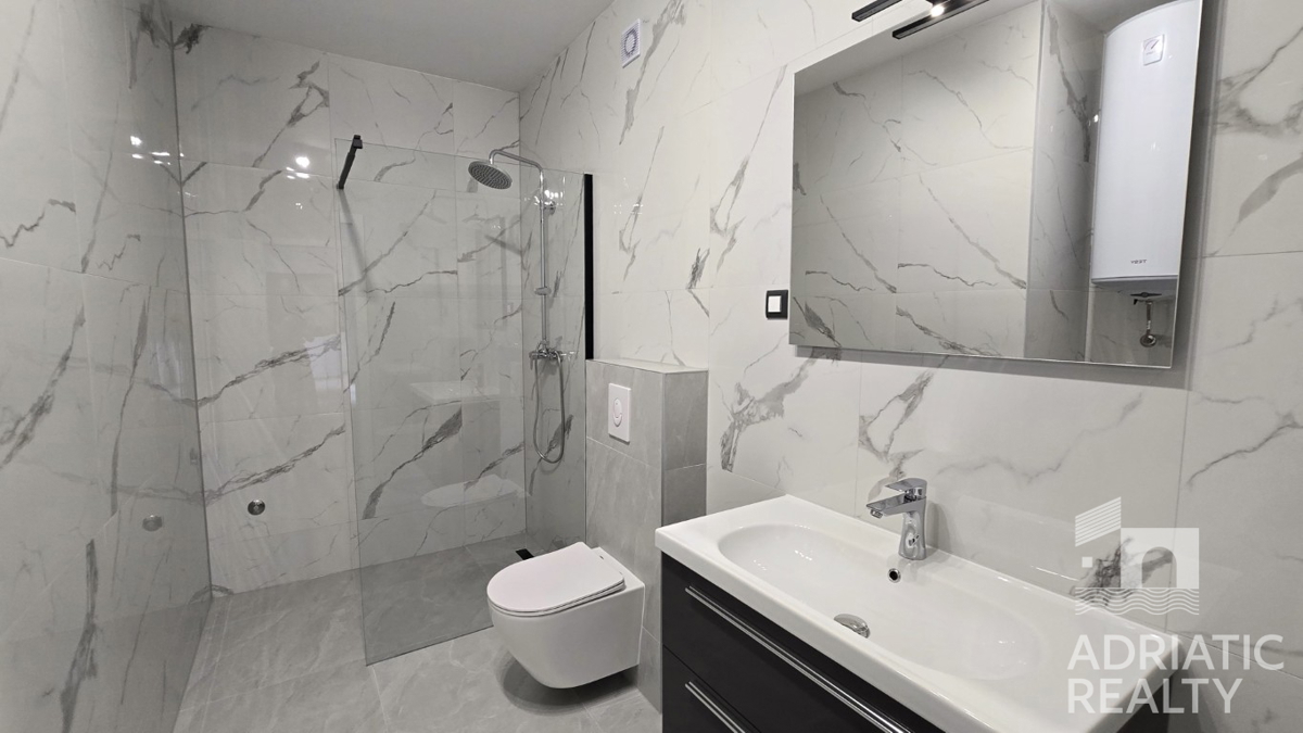 Vodice, ampio appartamento bilocale con terrazza, abitabile subito