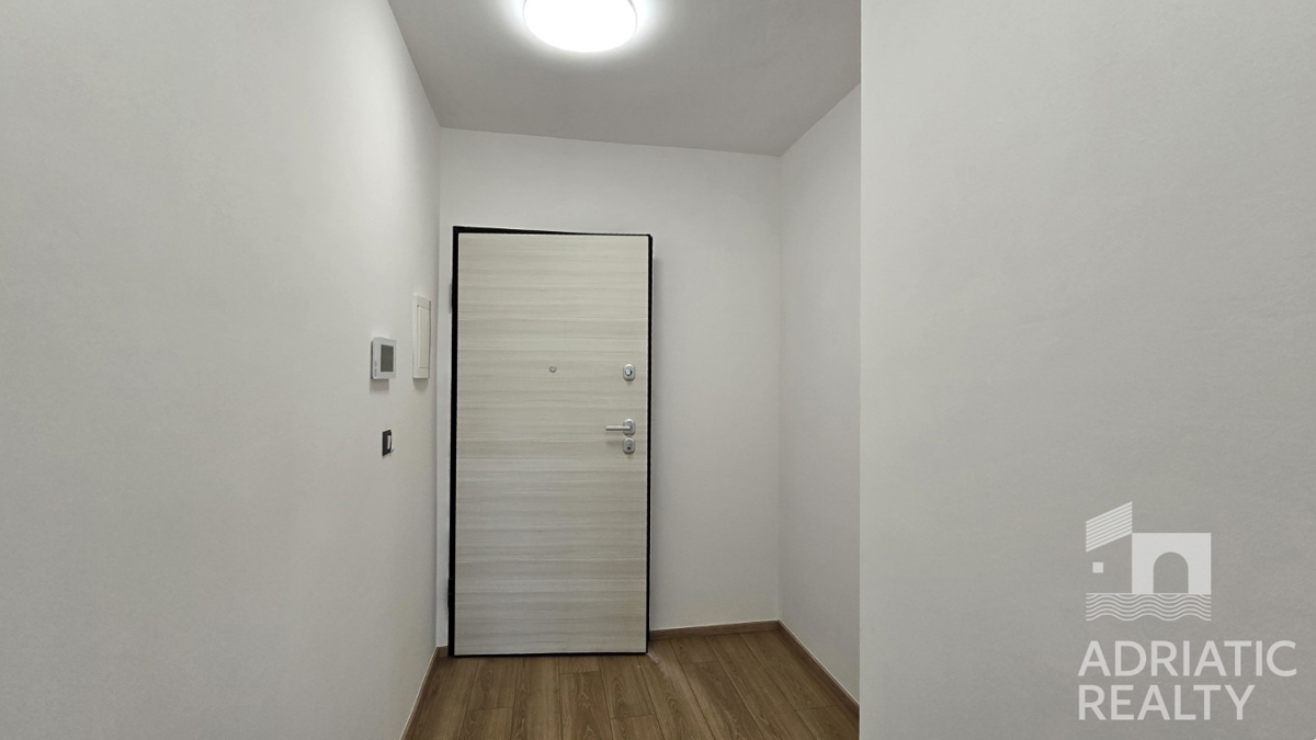 Vodice, ampio appartamento bilocale con terrazza, abitabile subito