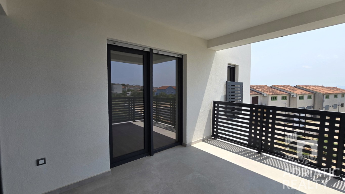 Vodice, ampio appartamento bilocale con terrazza, abitabile subito