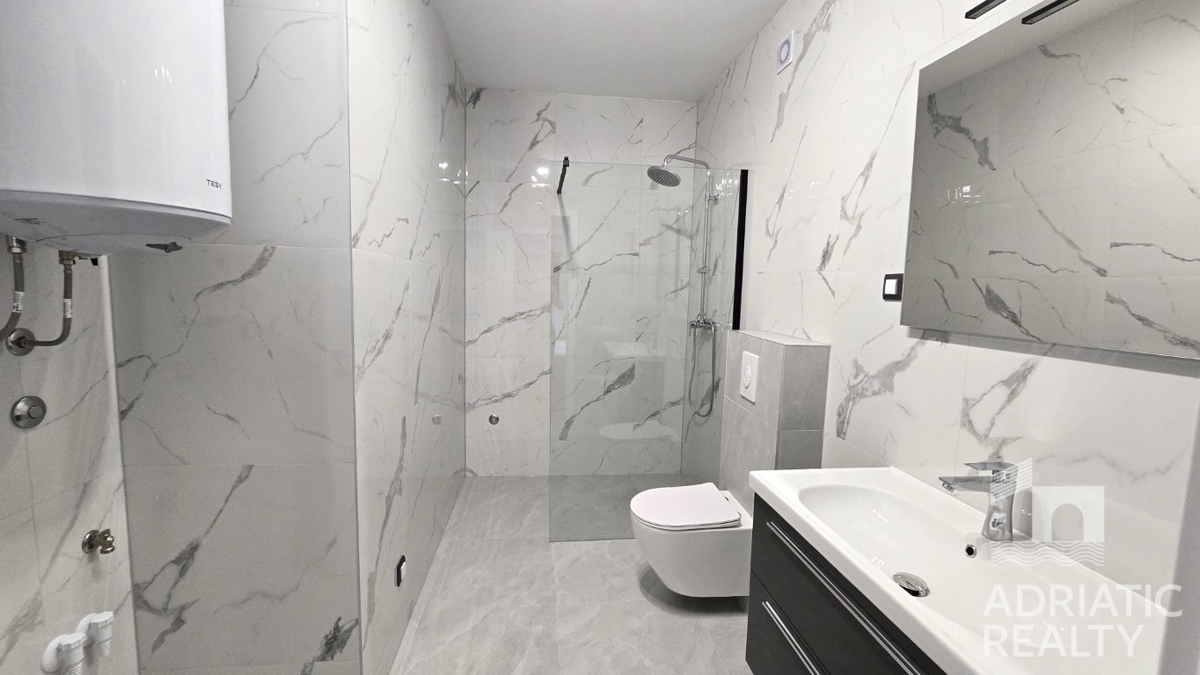 Vodice, ampio appartamento bilocale con terrazza, abitabile subito