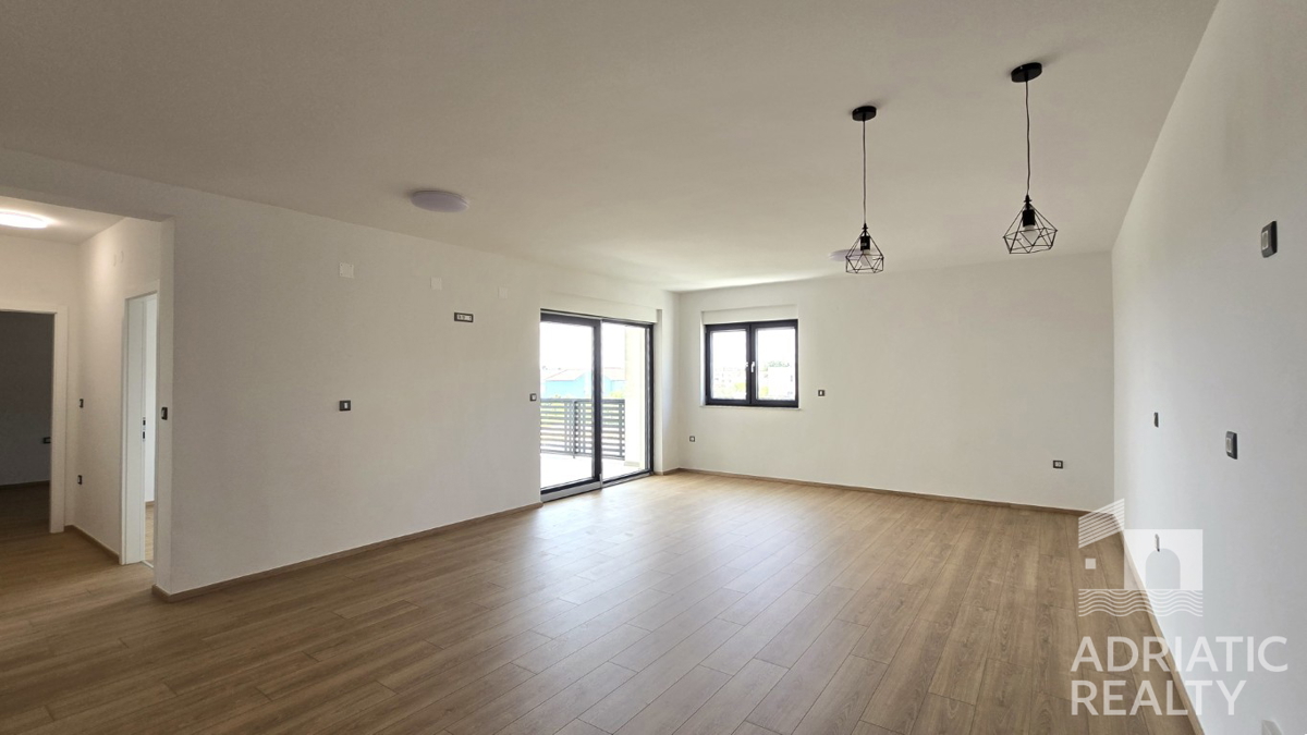 Vodice, ampio appartamento bilocale con terrazza, abitabile subito