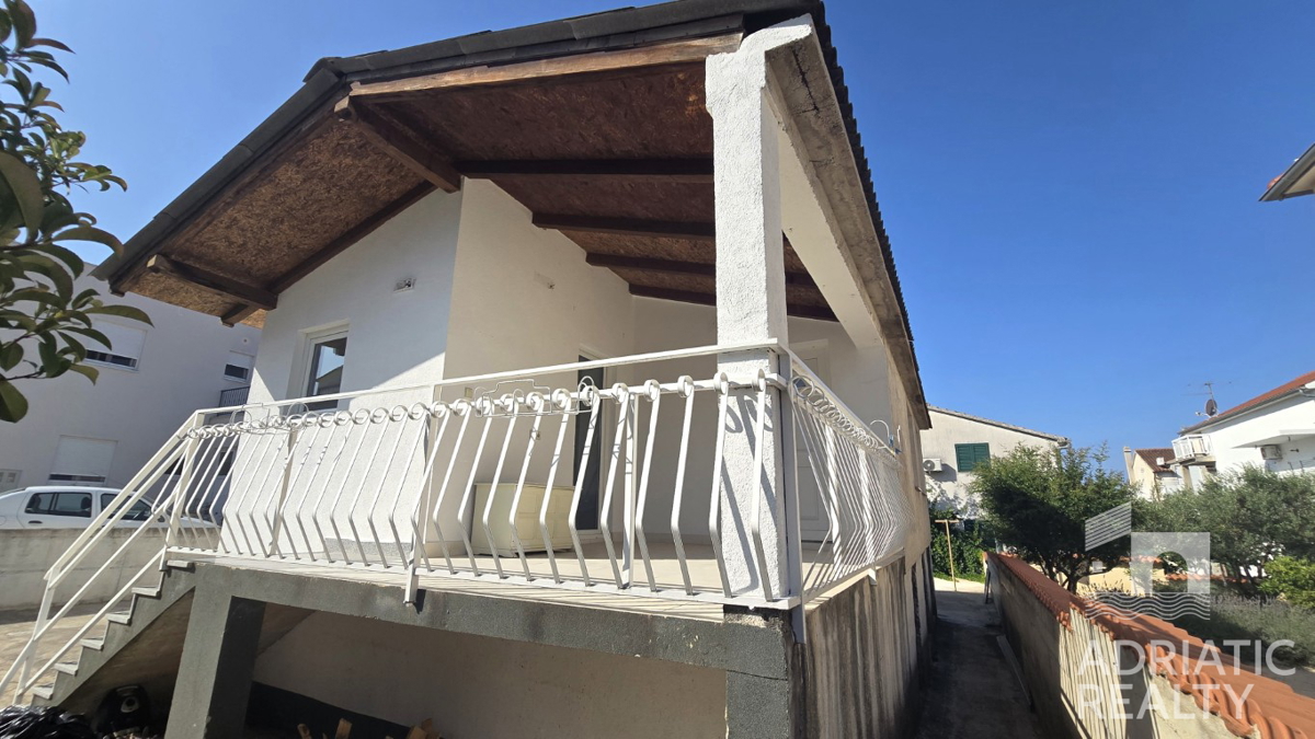 Vodice, casa indipendente in posizione tranquilla, a 15 minuti a piedi dal mare e dal centro