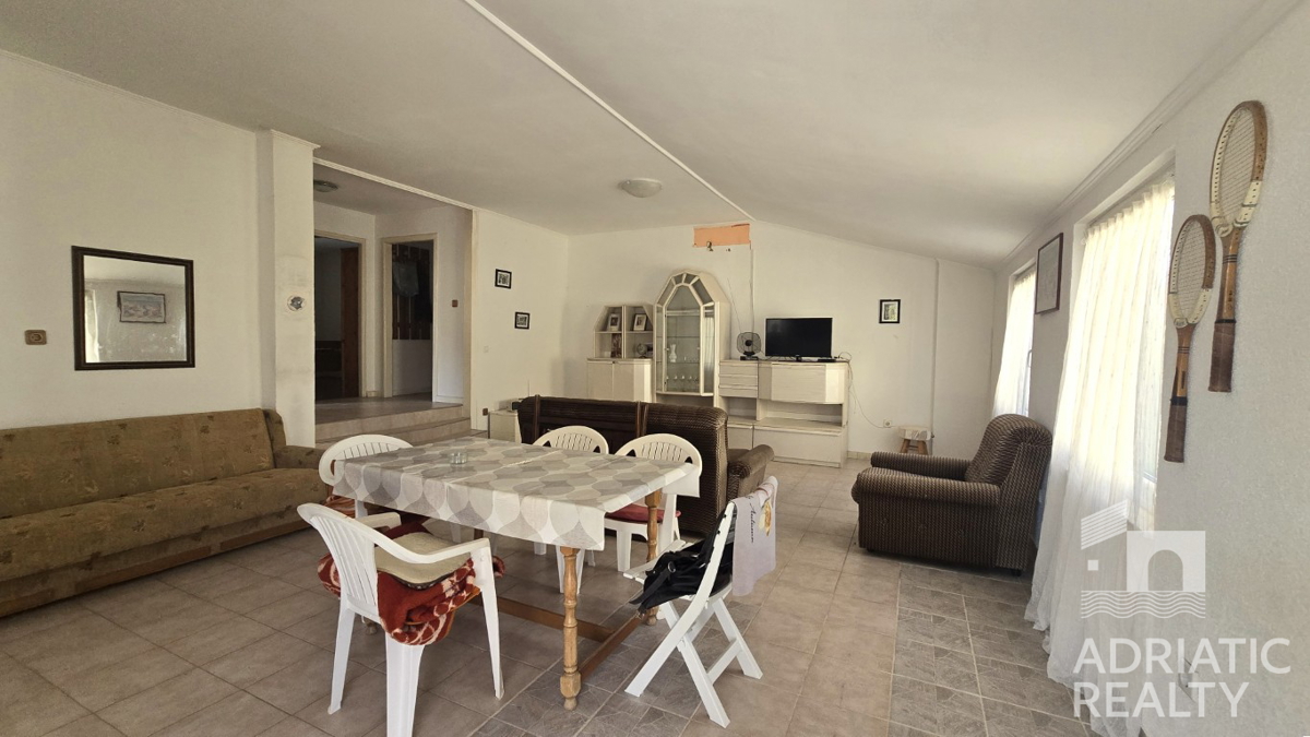 Vodice, casa indipendente in posizione tranquilla, a 15 minuti a piedi dal mare e dal centro