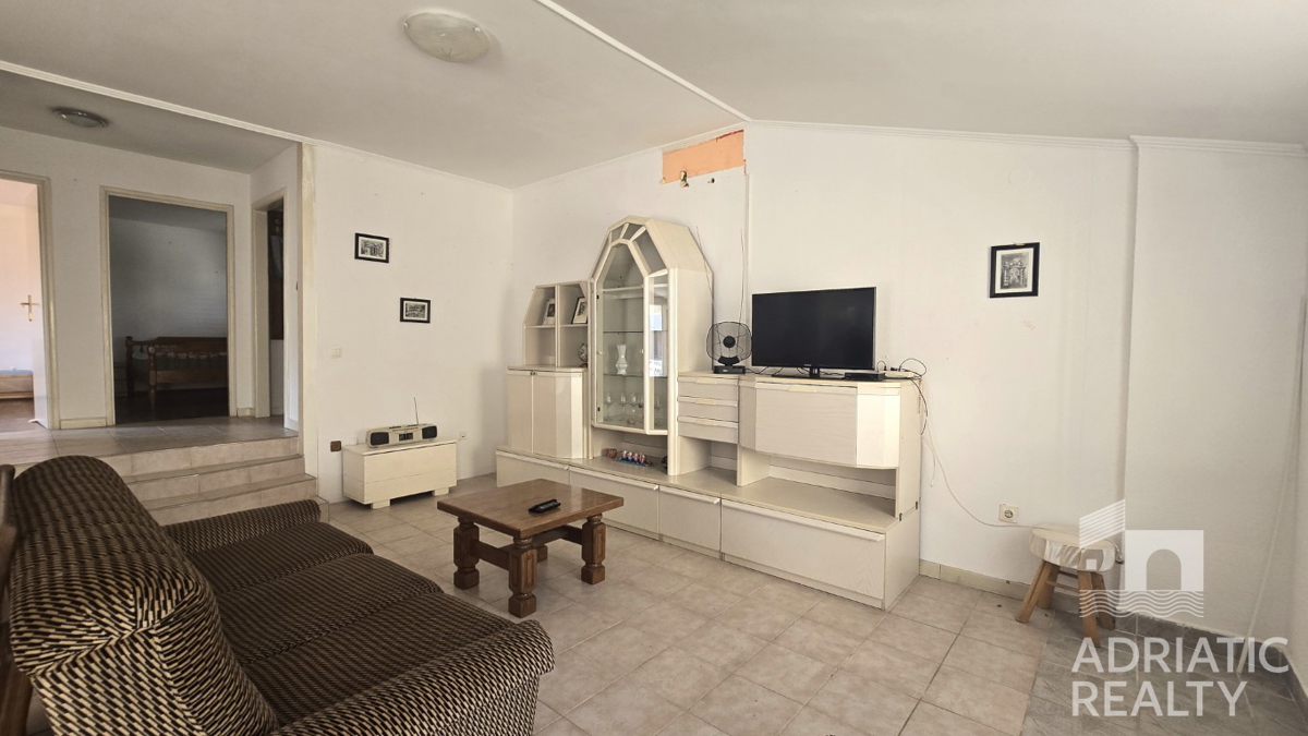 Vodice, casa indipendente in posizione tranquilla, a 15 minuti a piedi dal mare e dal centro