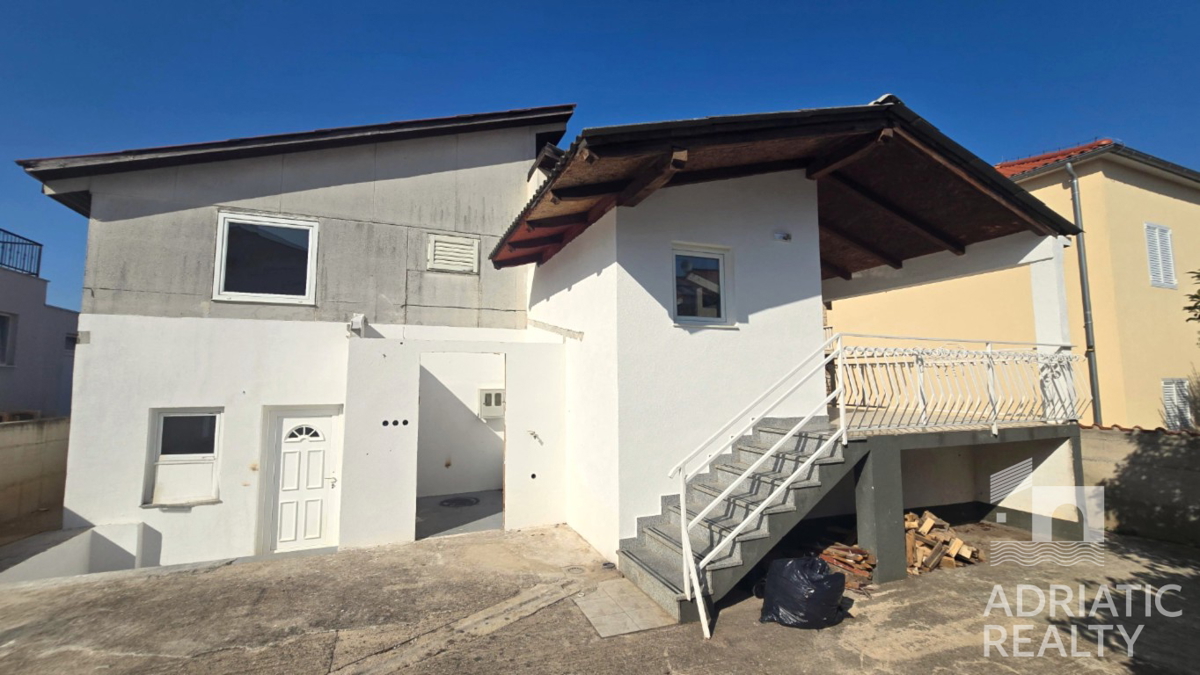 Vodice, casa indipendente in posizione tranquilla, a 15 minuti a piedi dal mare e dal centro
