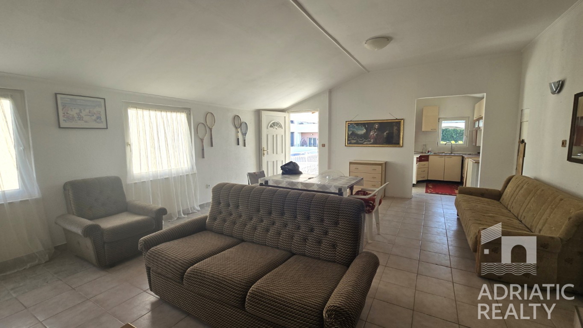 Vodice, casa indipendente in posizione tranquilla, a 15 minuti a piedi dal mare e dal centro
