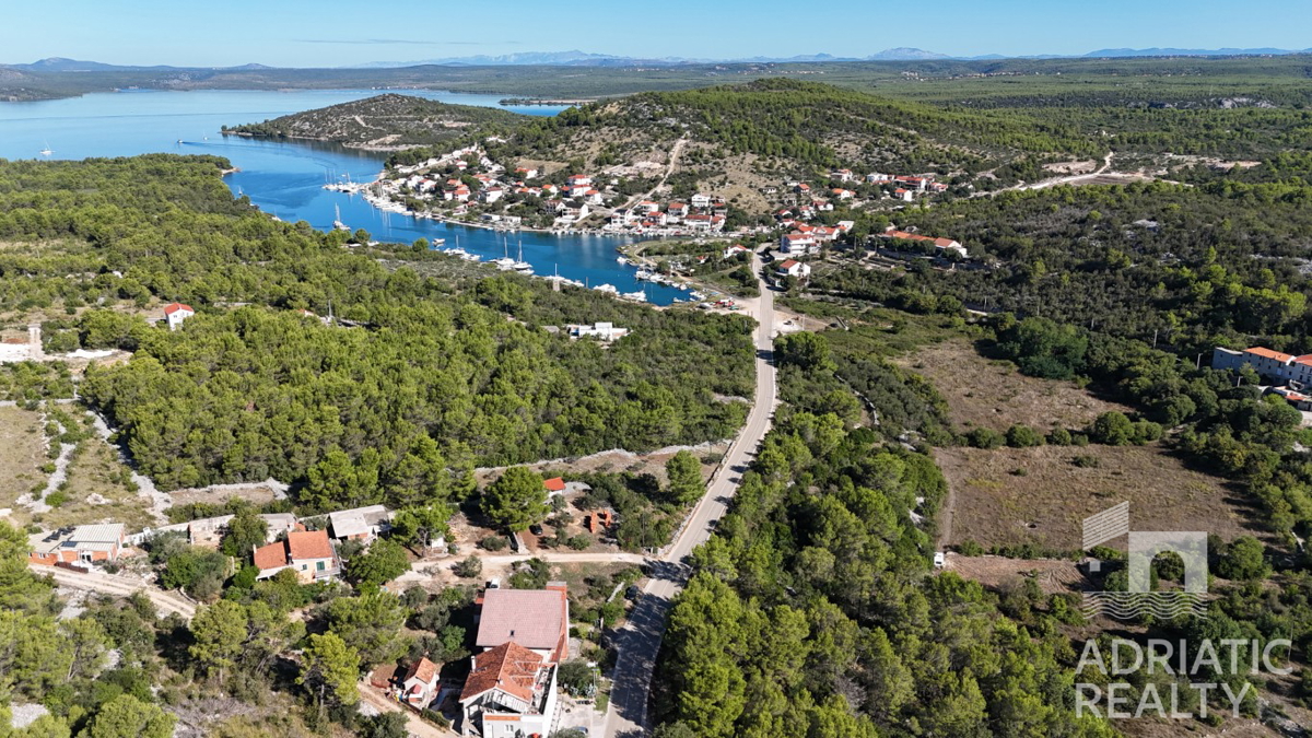 Bilice, terreno edificabile vicino alla baia di Vrulje
