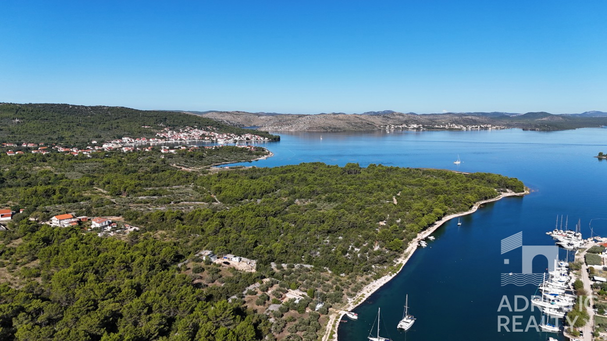 Bilice, terreno edificabile vicino alla baia di Vrulje