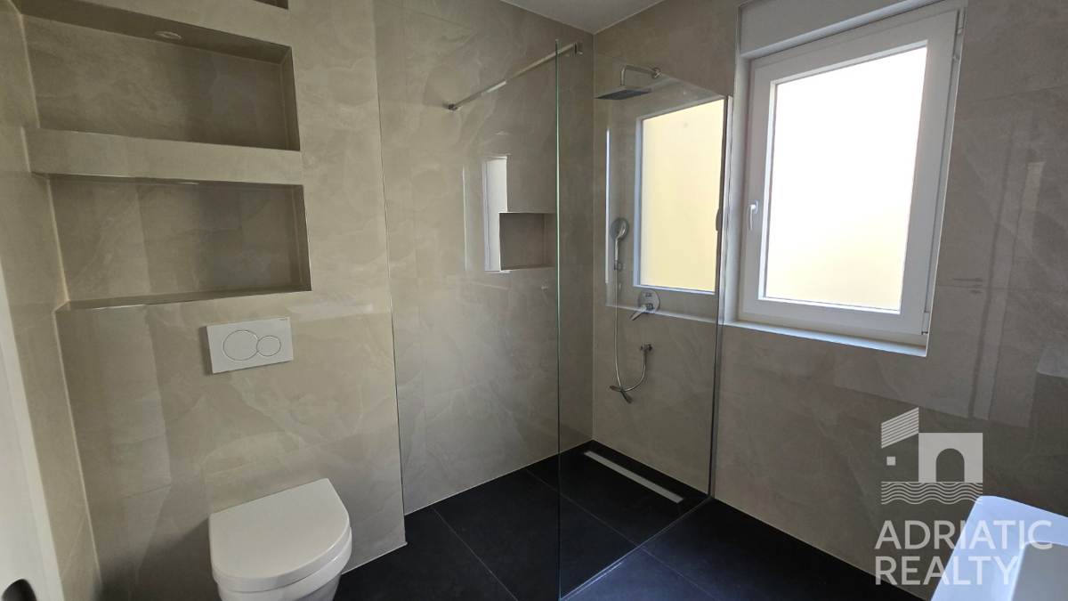 Vodice, moderno bilocale in posizione tranquilla