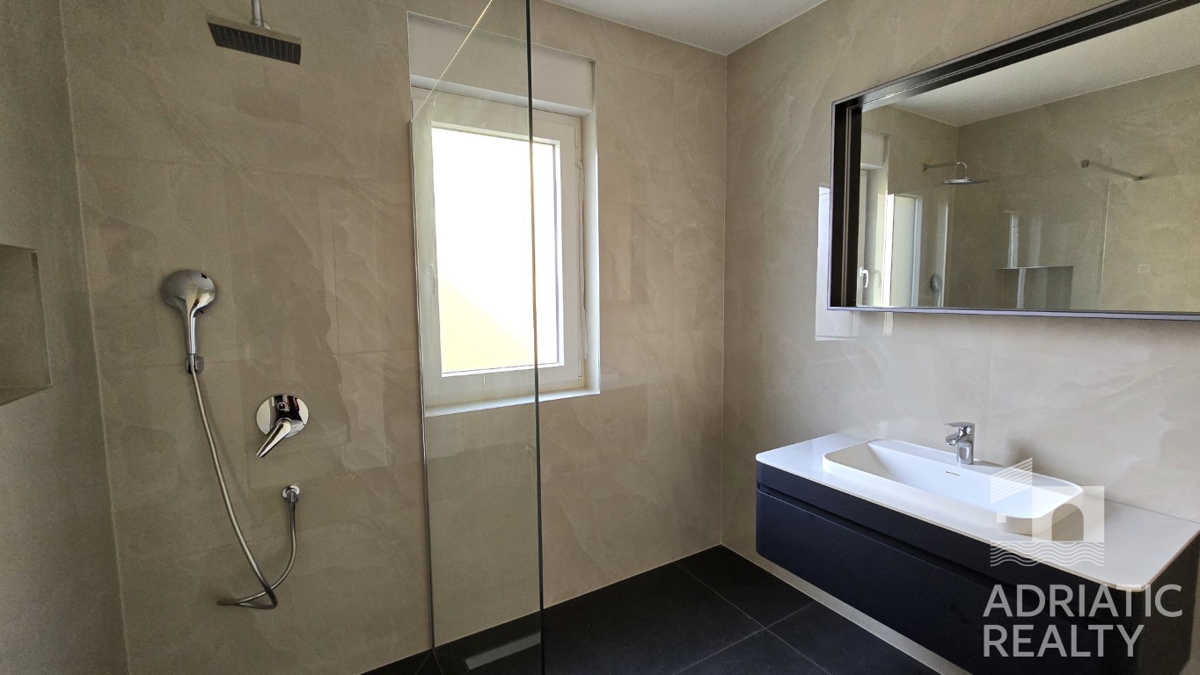 Vodice, moderno bilocale in posizione tranquilla