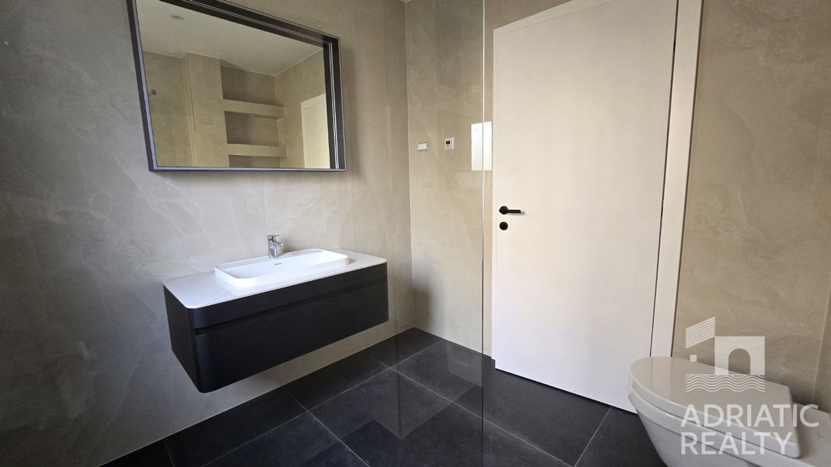 Vodice, moderno bilocale in posizione tranquilla