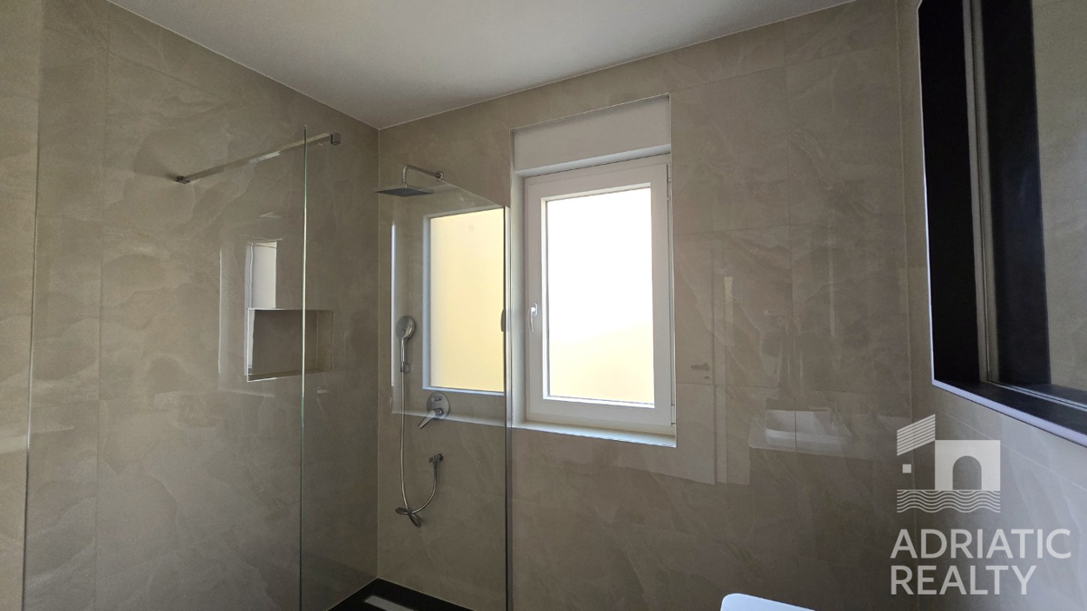 Vodice, moderno bilocale in posizione tranquilla