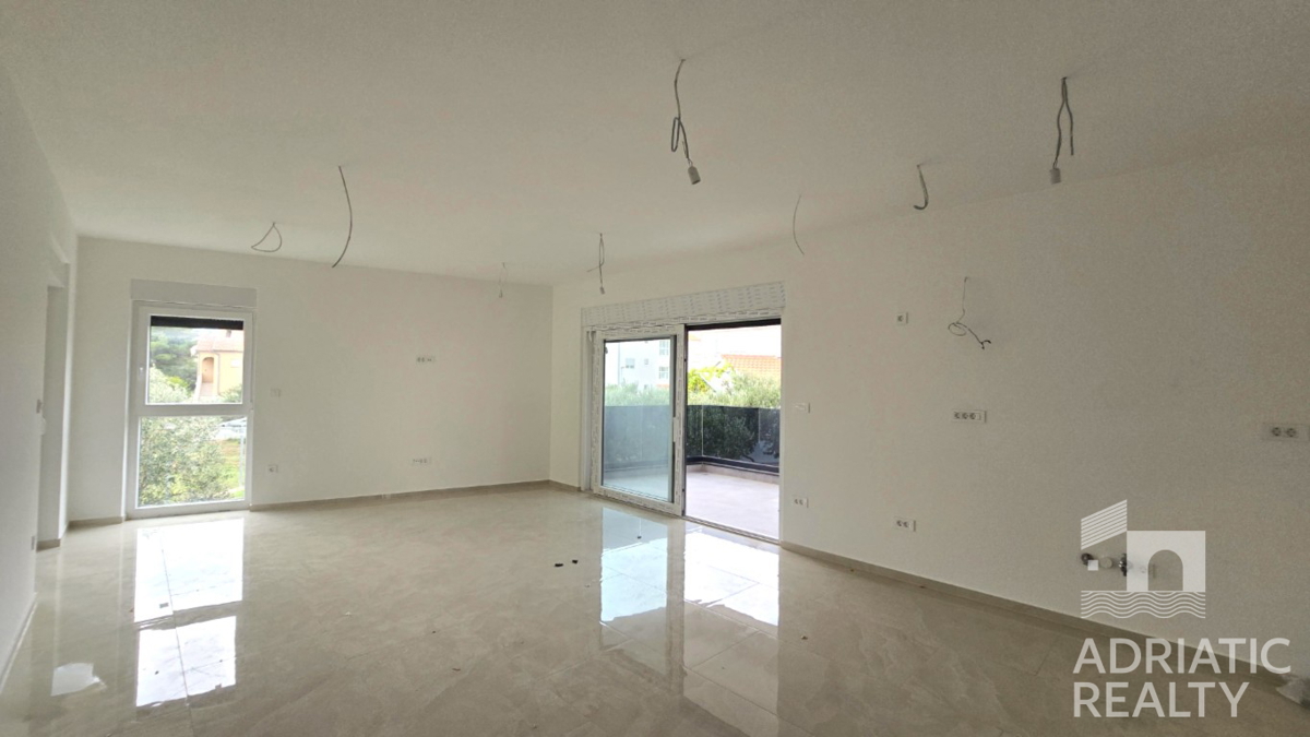 Vodice, moderno bilocale in posizione tranquilla