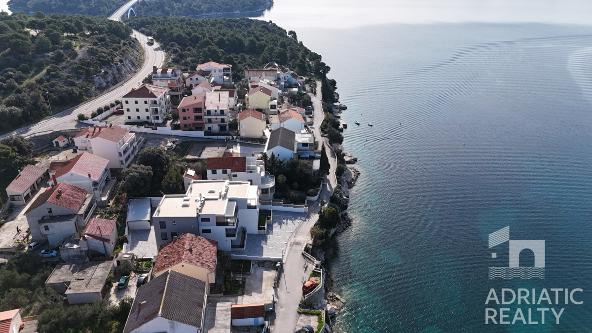 Brodarica, appartamento al piano terra, prima fila al mare