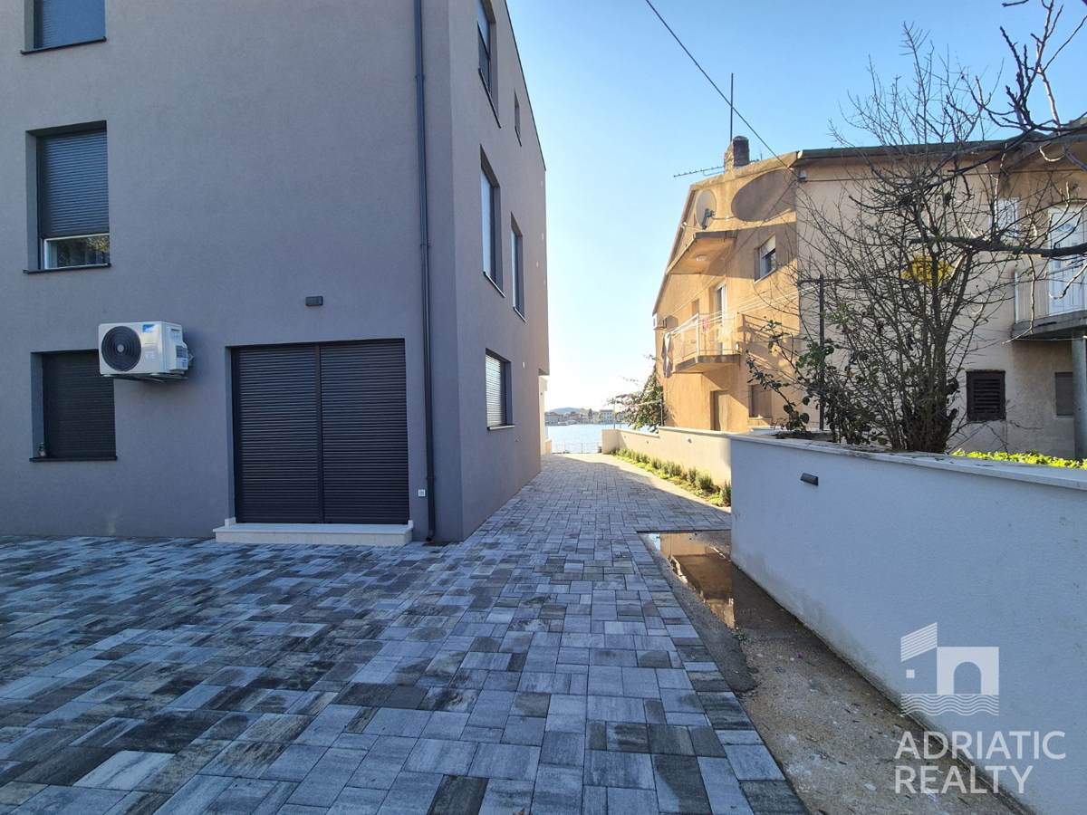 Brodarica, appartamento al piano terra, prima fila al mare