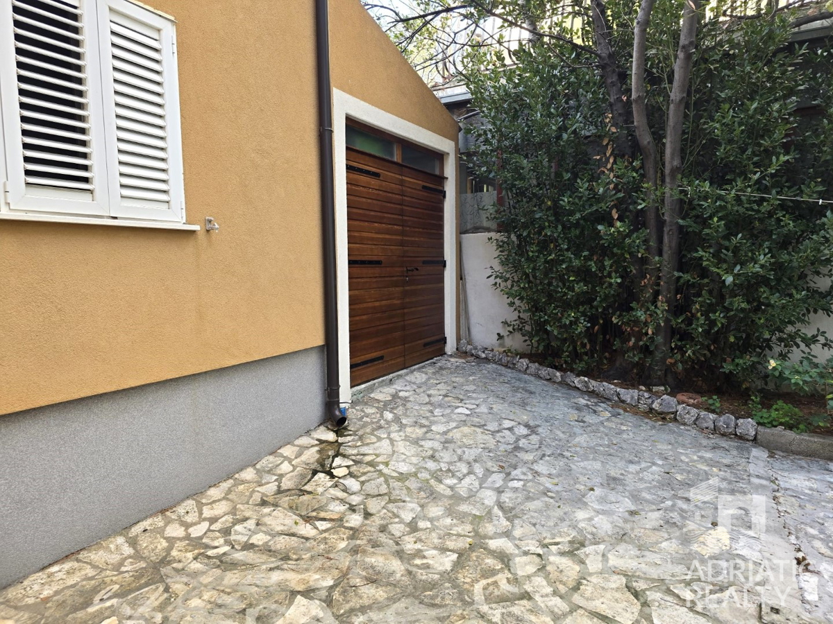 Riviera di Sebenico, offerta esclusiva, casa in prima fila sul mare