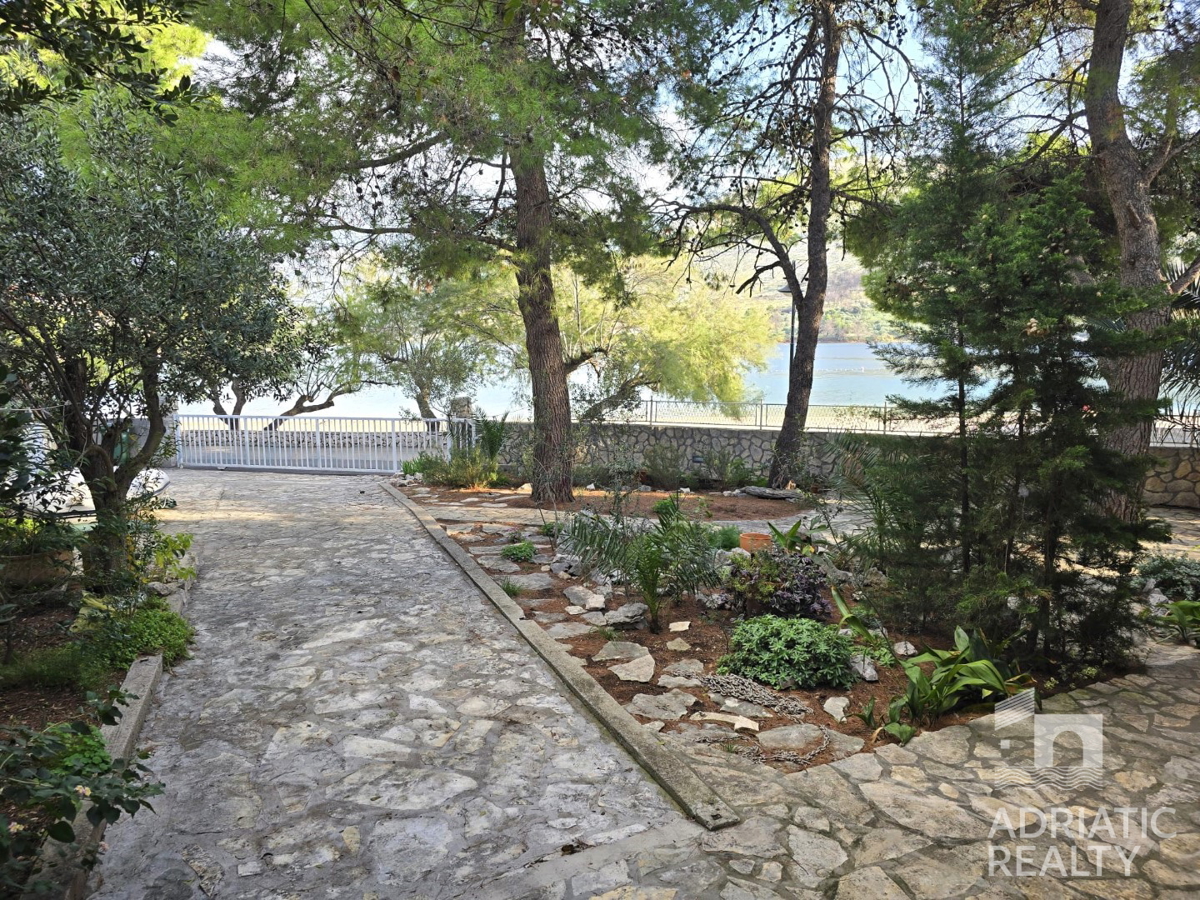 Riviera di Sebenico, offerta esclusiva, casa in prima fila sul mare