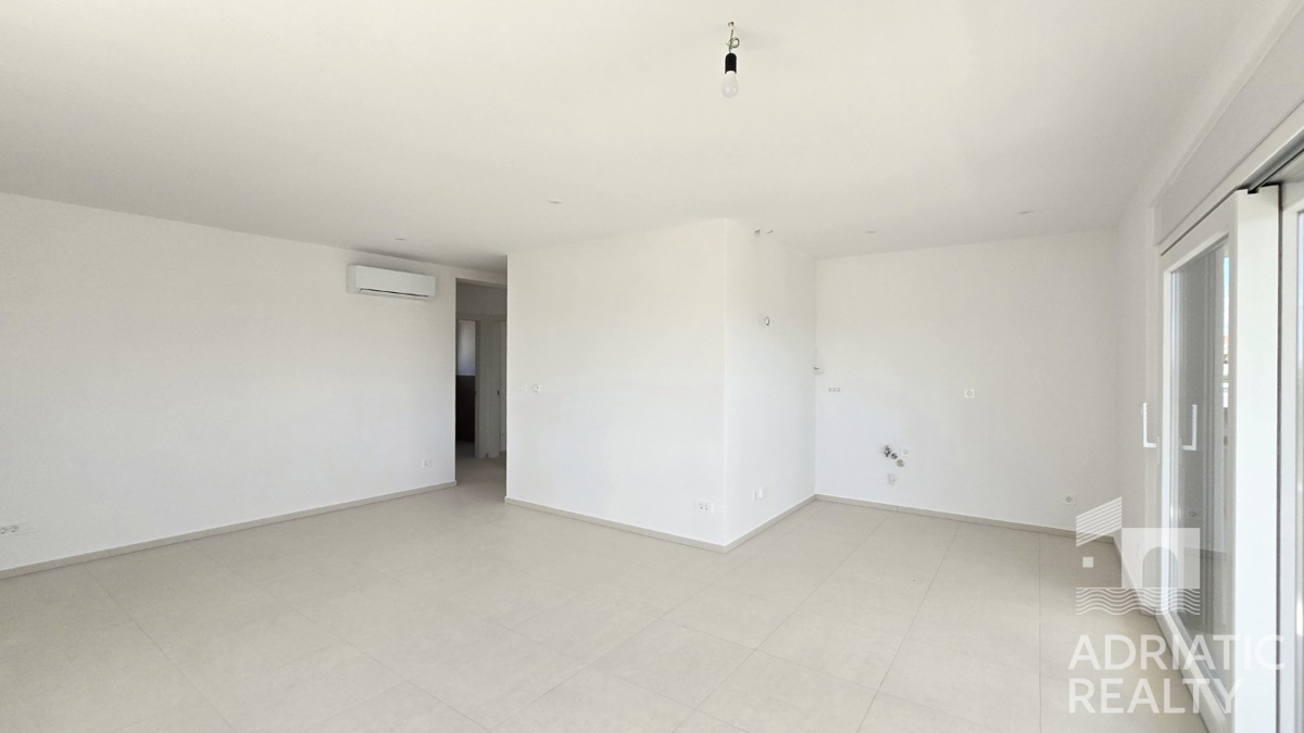 Vodice, moderno trosobni stan s pogledom na more