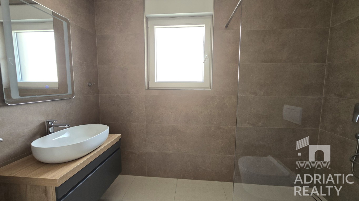 Vodice, moderno trosobni stan s pogledom na more