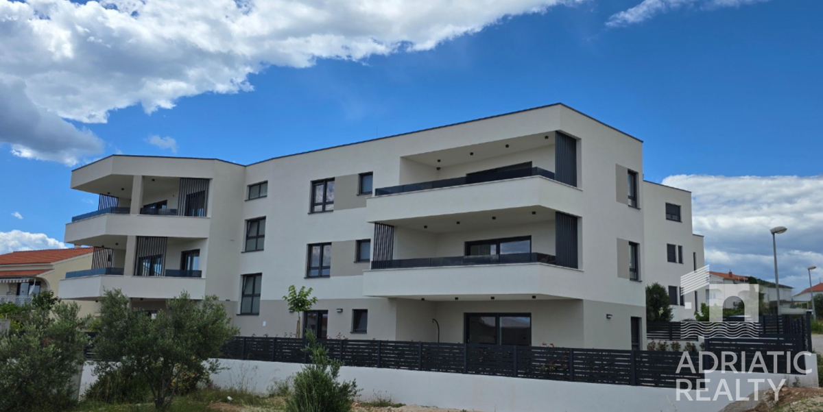 Vodice, moderno trosobni stan s pogledom na more