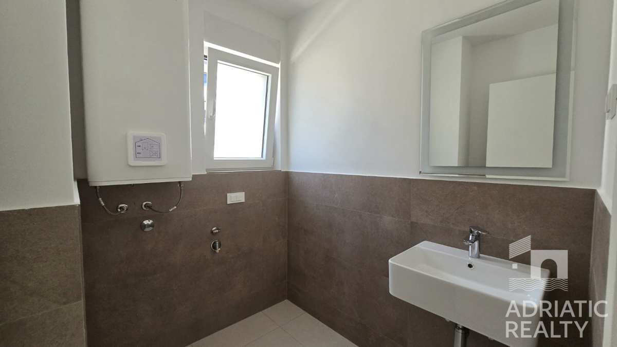 Vodice, moderno trosobni stan s pogledom na more