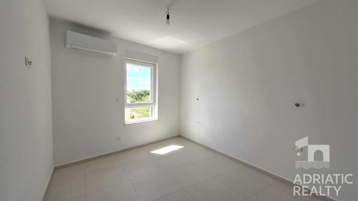 Vodice, moderno trosobni stan s pogledom na more