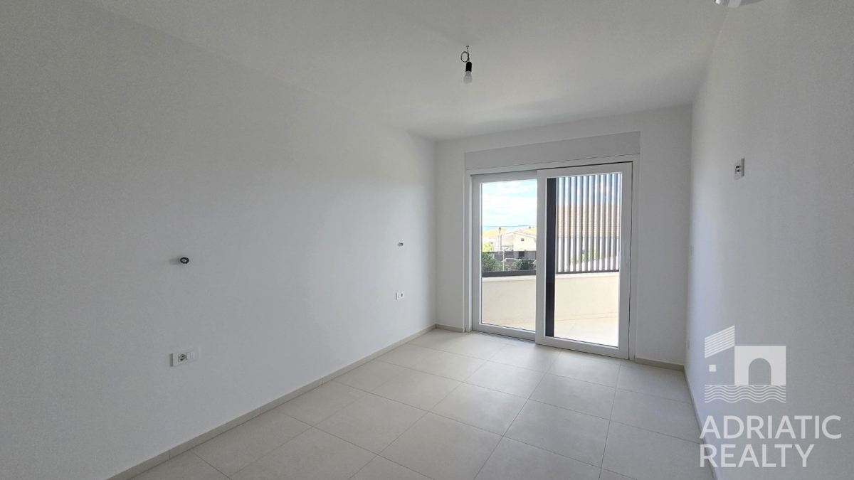 Vodice, moderno trosobni stan s pogledom na more